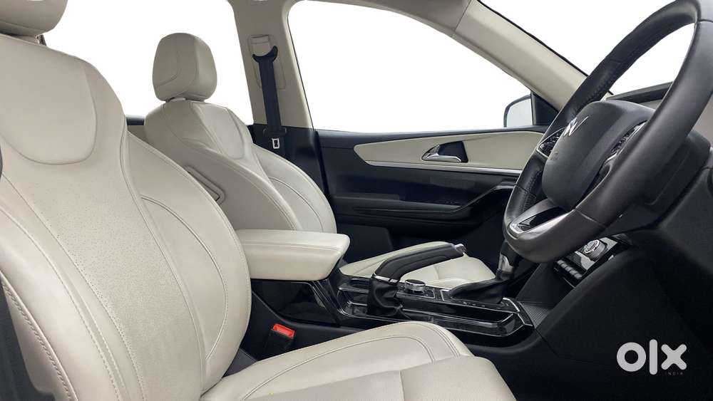 Mahindra Xuv700 2.0 Ax 7 Petrol At Str, 2021, Petrol