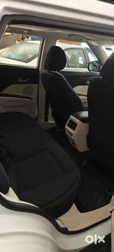 2024 Mahindra 3xo Ax5l 1.2 Tgdi Mt | Warranty | 10,400 Kms
