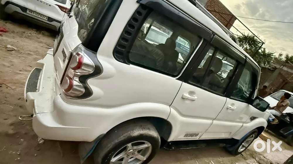 Mahindra Scorpio S6 Plus Hybrid 2017