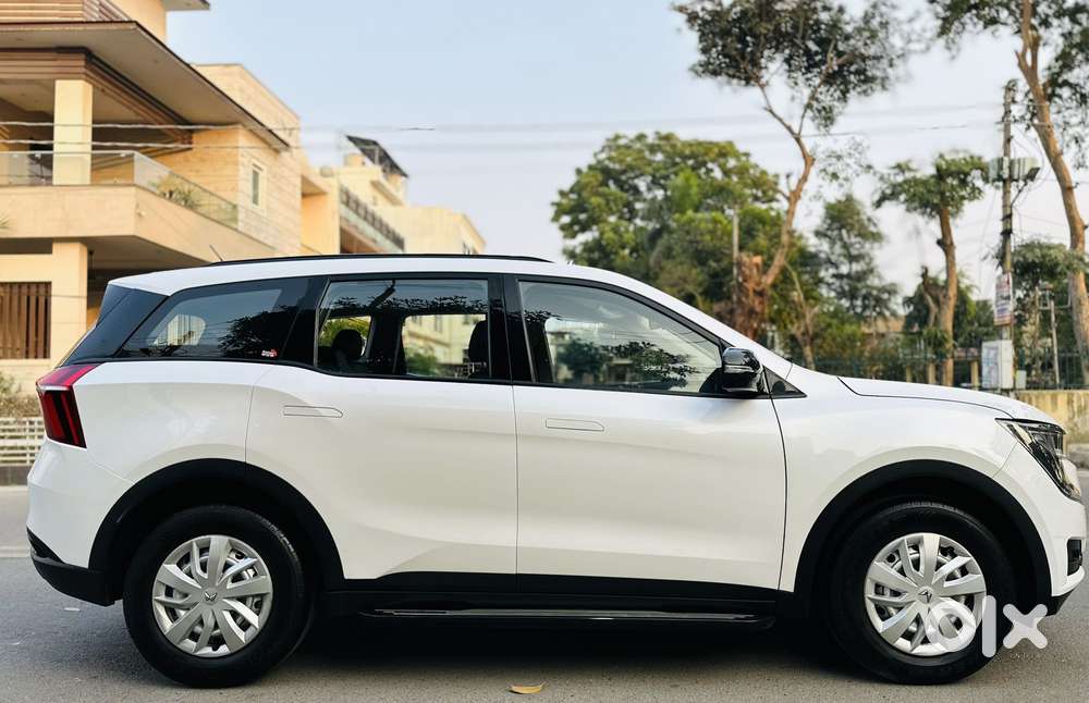 Mahindra Xuv700 2.0 Mx Petrol Mt 5 Str, 2023, Petrol