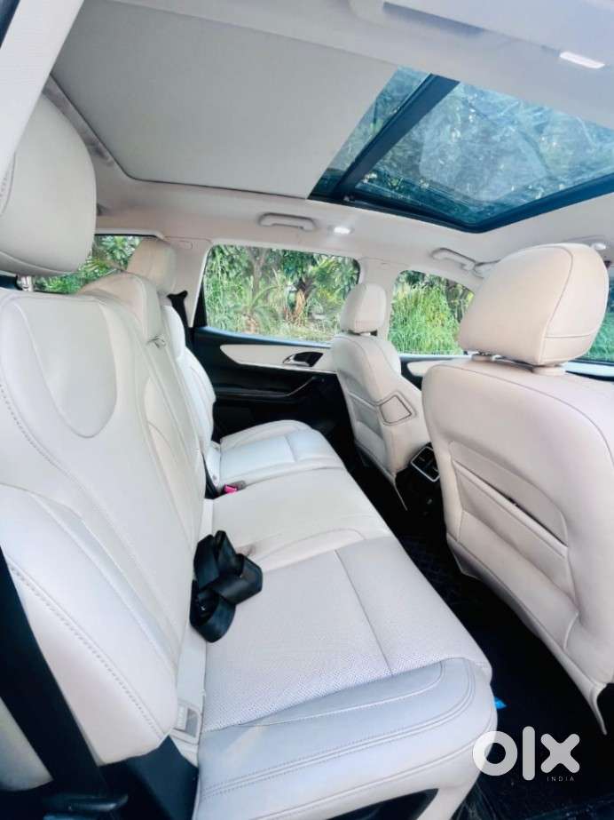 Mahindra Xuv700 2.0 Ax 7 Petrol At Str, 2023, Petrol