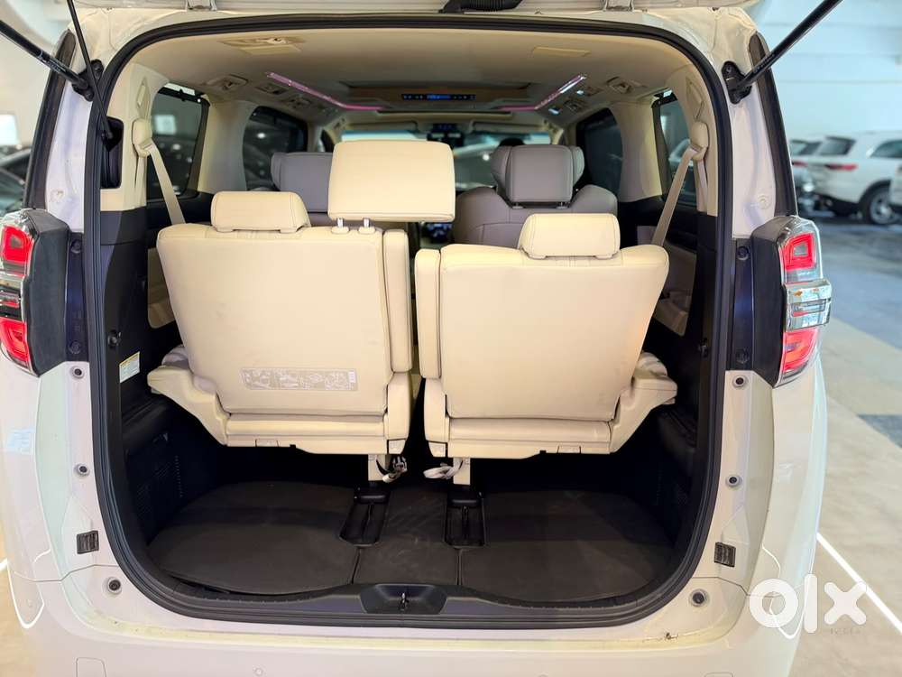 Toyota Vellfire 2.5 Executive Lounge, 2023, Petrol