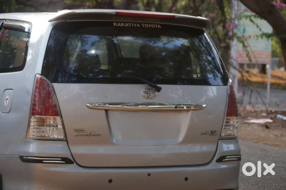 Toyota Innova 2.5v 8 Seater Diesel Engine Top Model For Sale