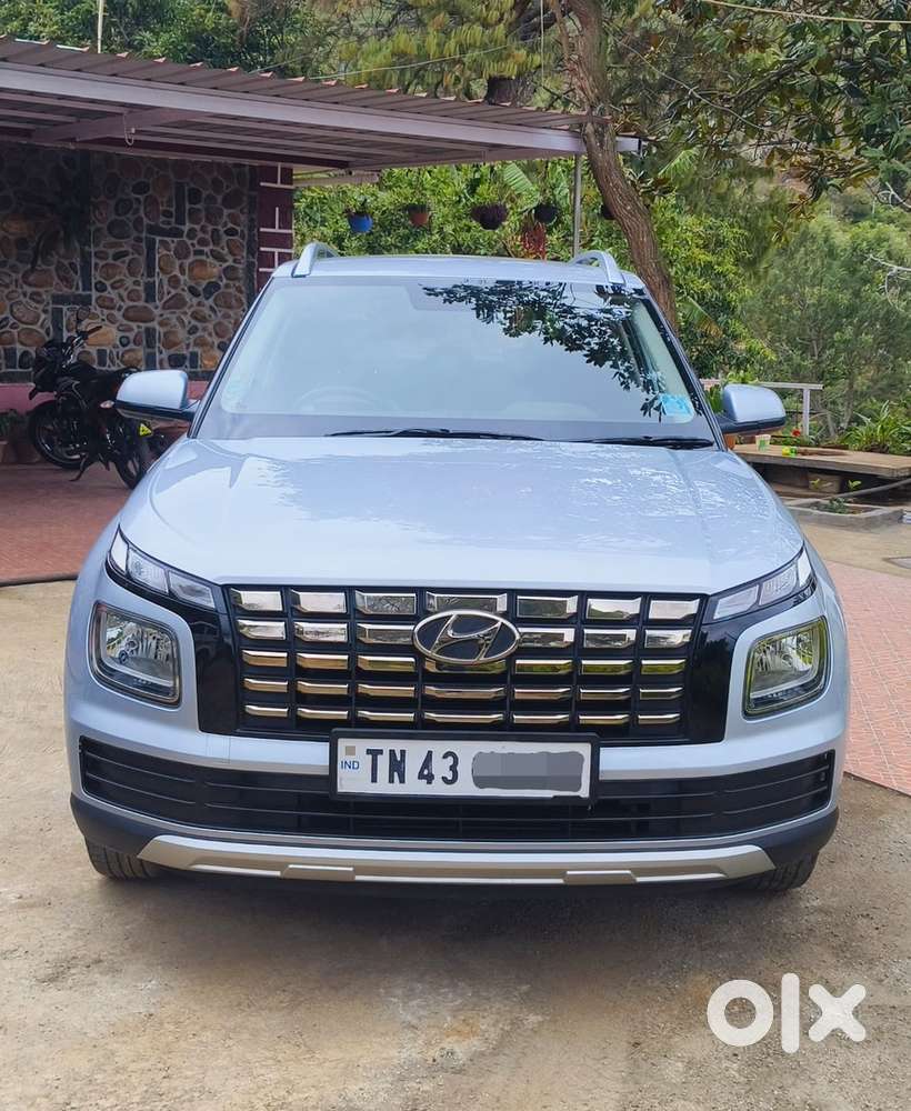 Hyundai Venue 2024 Petrol Well Maintained