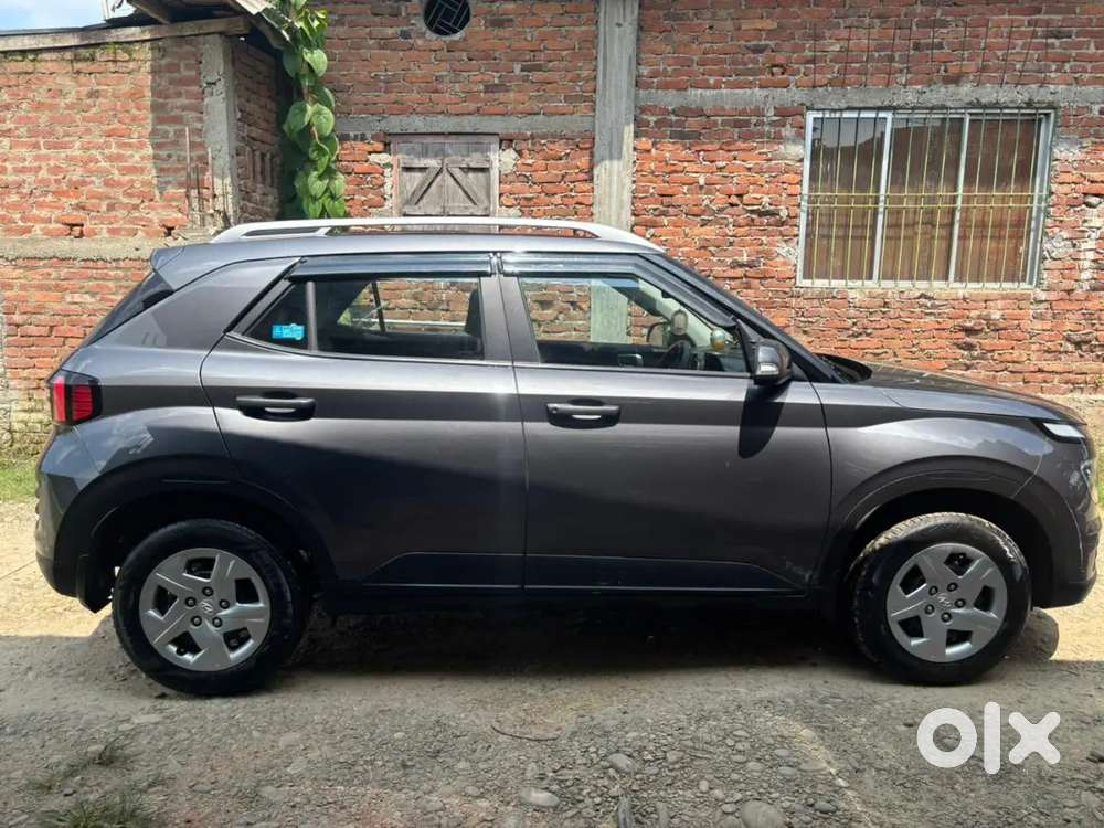 Hyundai Venue 2022 Petrol Showroom Condition