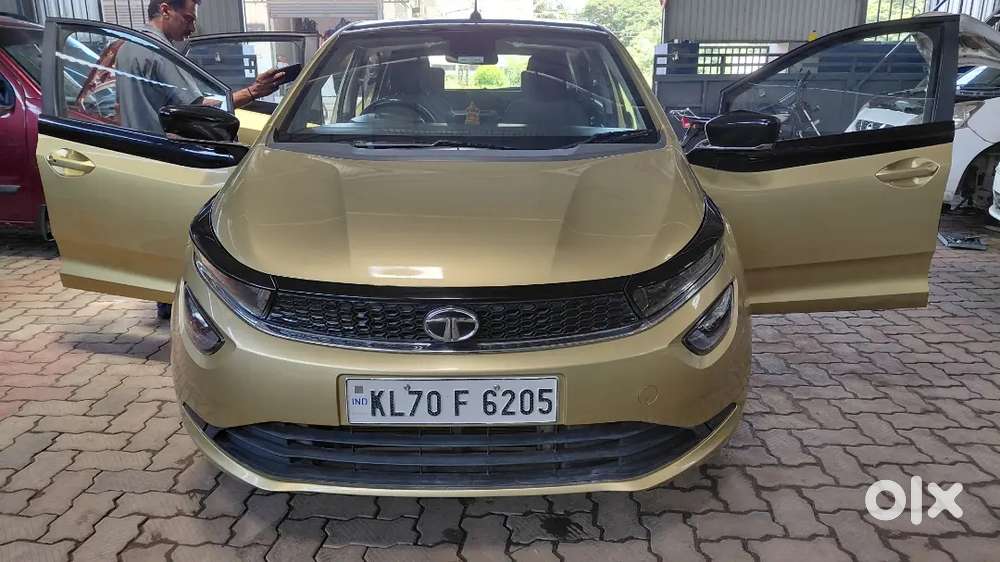 Tata Altroz Zx Petrol | Jan 2021 | Golden Black | 55,000 Km