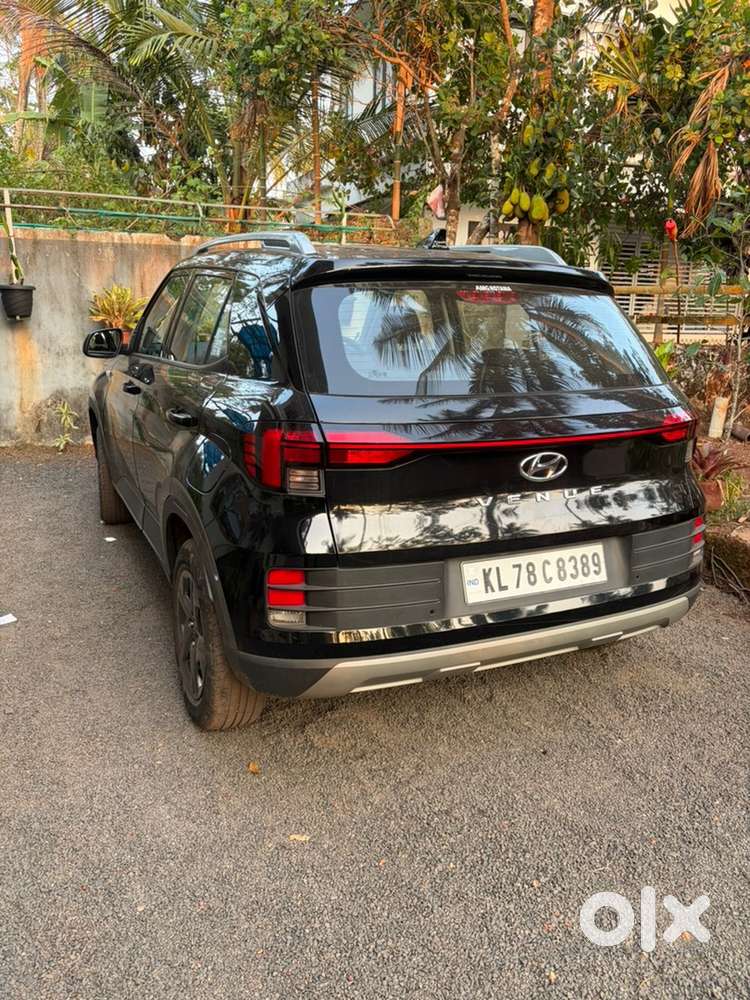 Hyundai Venue 2023 Petrol 25000 Km Driven