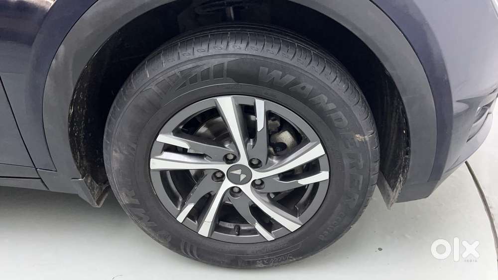 Mahindra Xuv700 2.0 Ax 5 Petrol Mt Str, 2023, Petrol