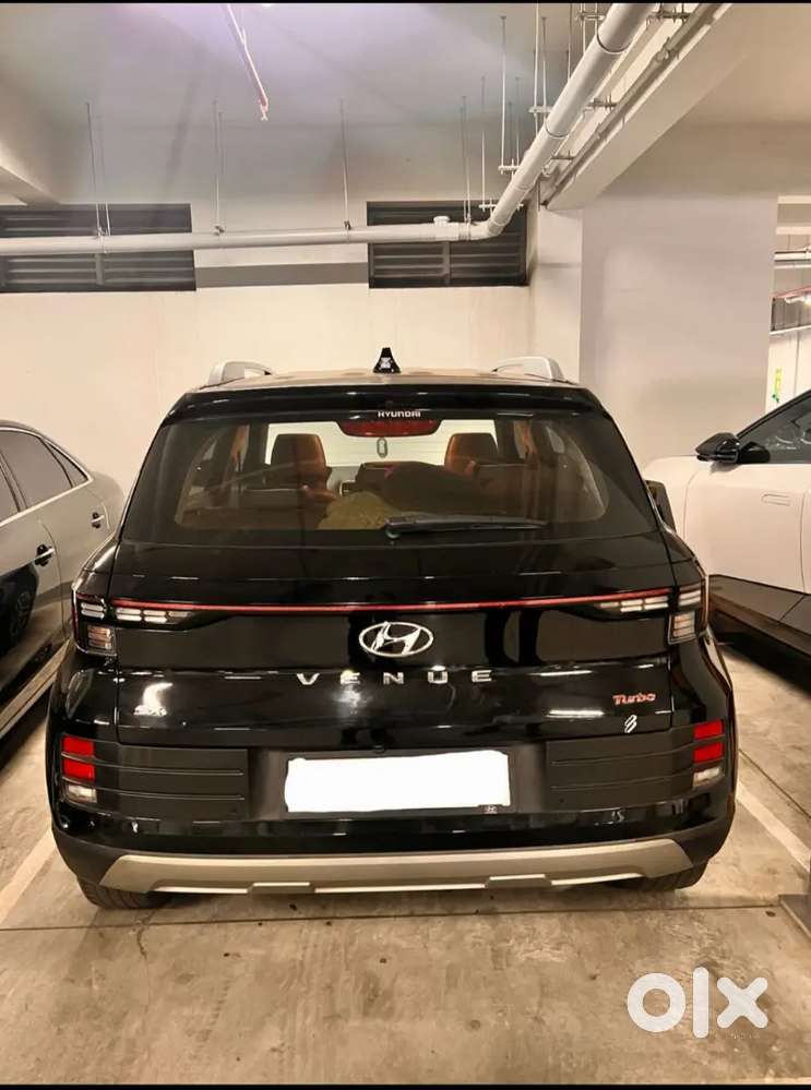 Hyundai Venue 2024 Petrol Well Maintained