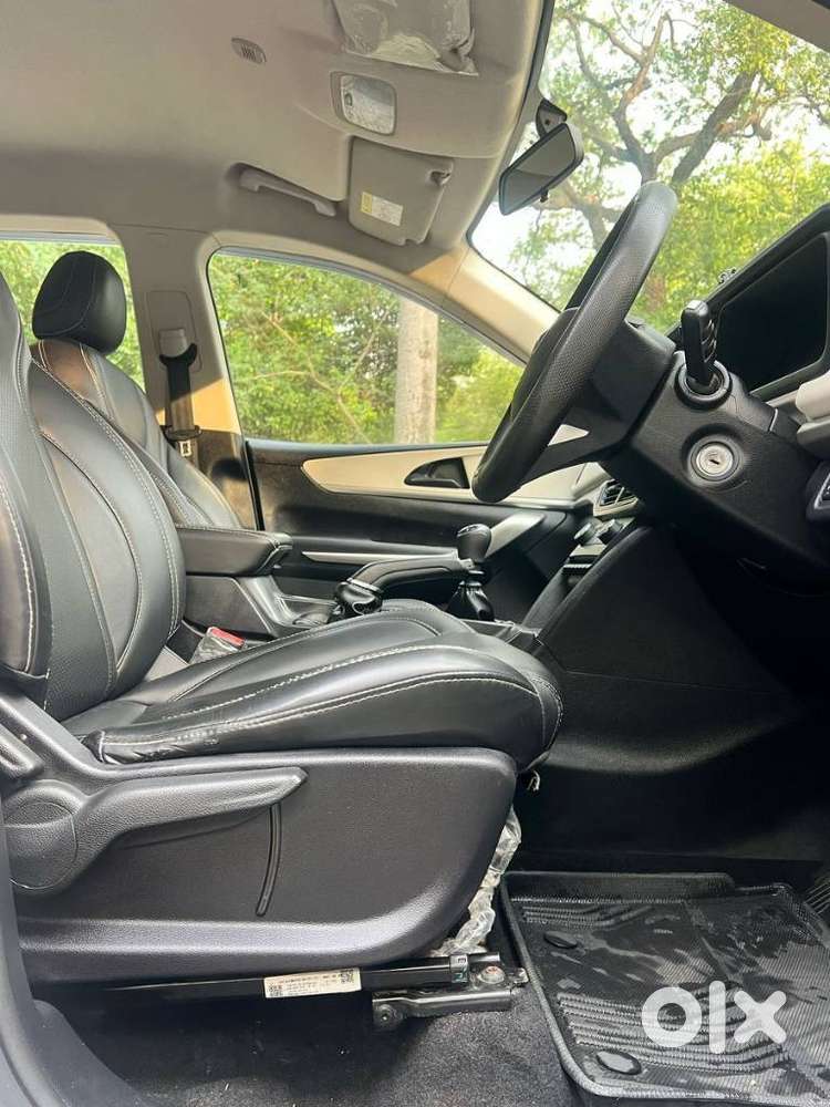 Mahindra Xuv700 Mx Diesel Mt 5 Str (e), 2022, Diesel