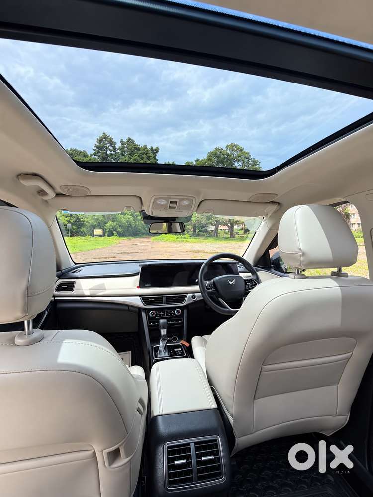 Mahindra Xuv700 2.2 Ax 7 Diesel At Luxury Pack Str, 2025, Diesel