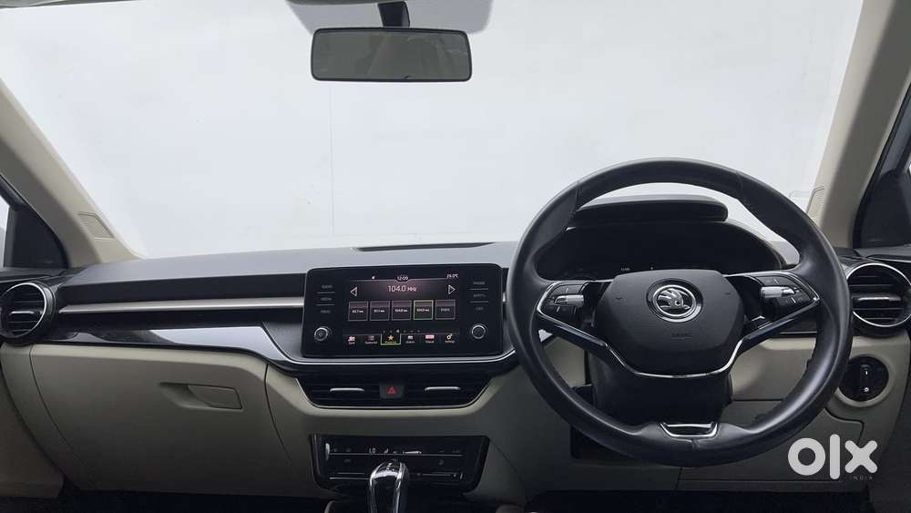 Skoda Slavia Ambition 1.0l Tsi At, 2023, Petrol