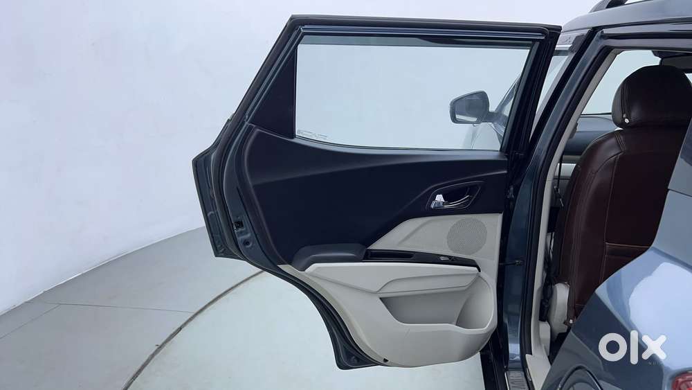 Mahindra Xuv300 W8 (o) 1.5 Diesel Amt, 2023, Diesel