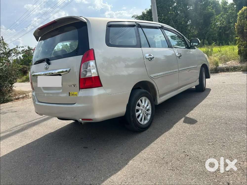 Innova V 2012 1st owner with Karnataka registration available