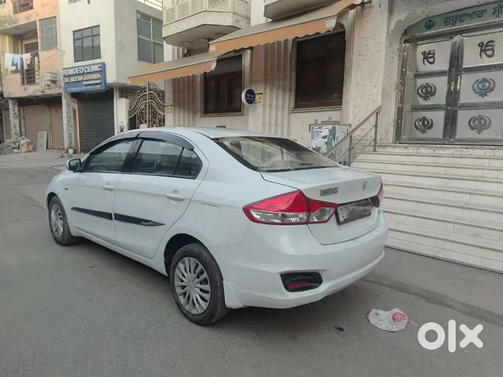 यह गाड़ी देखने ओर चलने में बहुत मस्त है