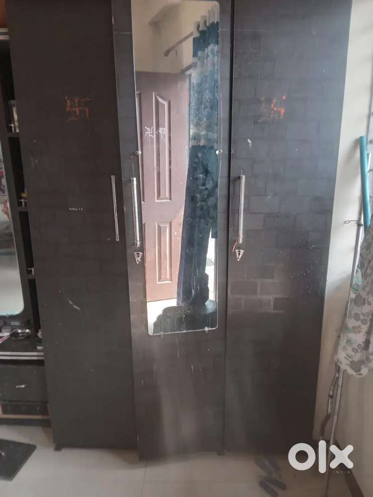 Wardrobe with upper cabinate