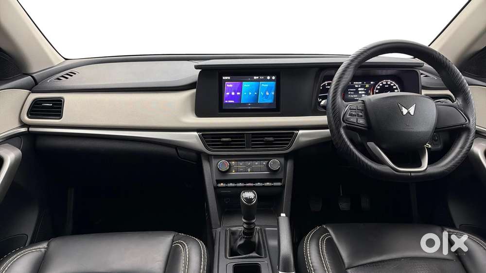 Mahindra Xuv700 2.0 Mx Petrol Mt 5 Str, 2023, Petrol