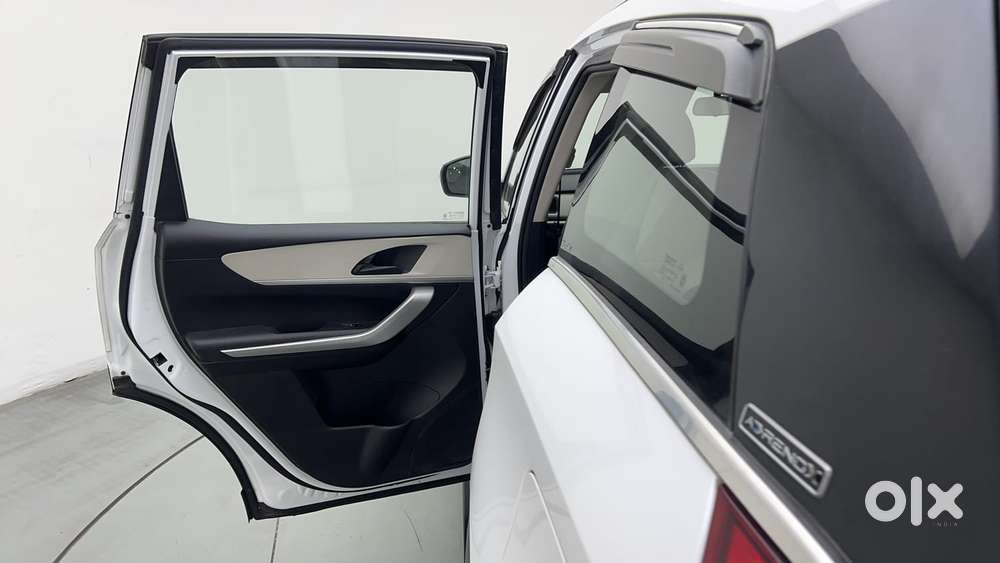 Mahindra Xuv700 2.0 Ax 3 Petrol Mt 5 Str, 2022, Petrol