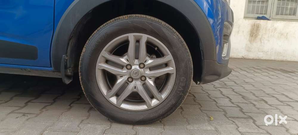 Renault Triber Rxz, 2023, Petrol