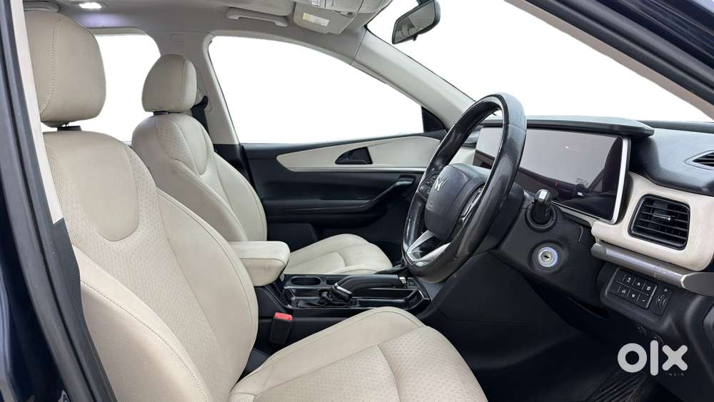 Mahindra Xuv700 2.0 Ax 5 Petrol At Str, 2022, Petrol