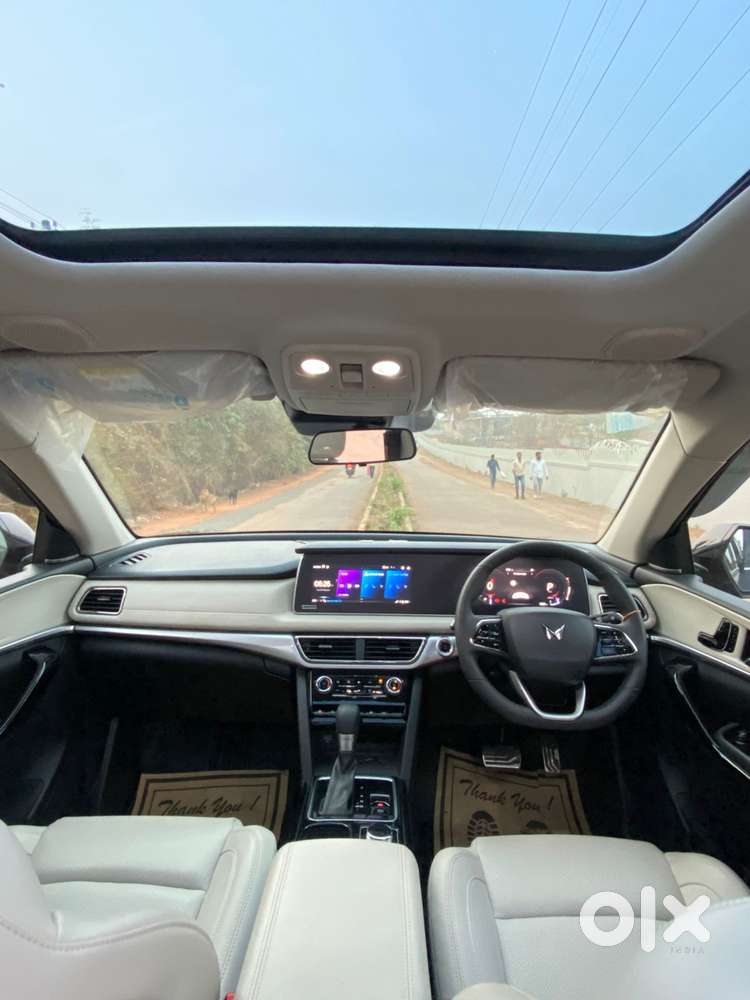Mahindra Xuv700 Ax7l 6 Str At, 2025, Petrol
