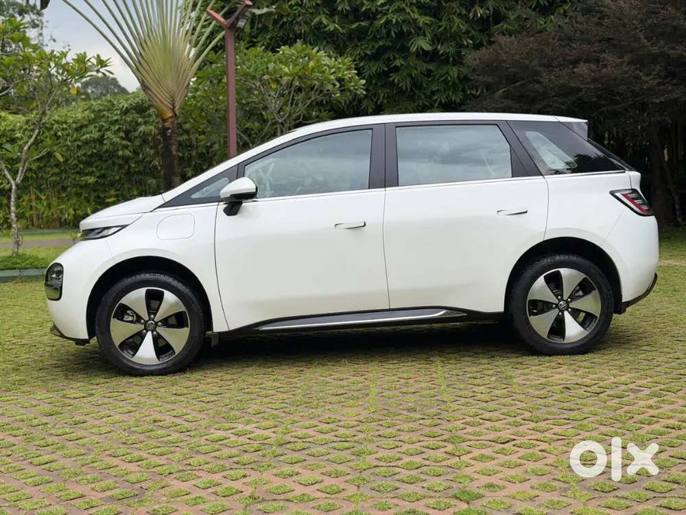 Mg Windsor Ev Exclusive Low Km Run