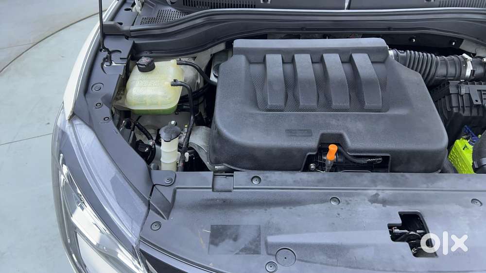 Mahindra Xuv700 2.0 Ax 7 Petrol At Str, 2022, Petrol
