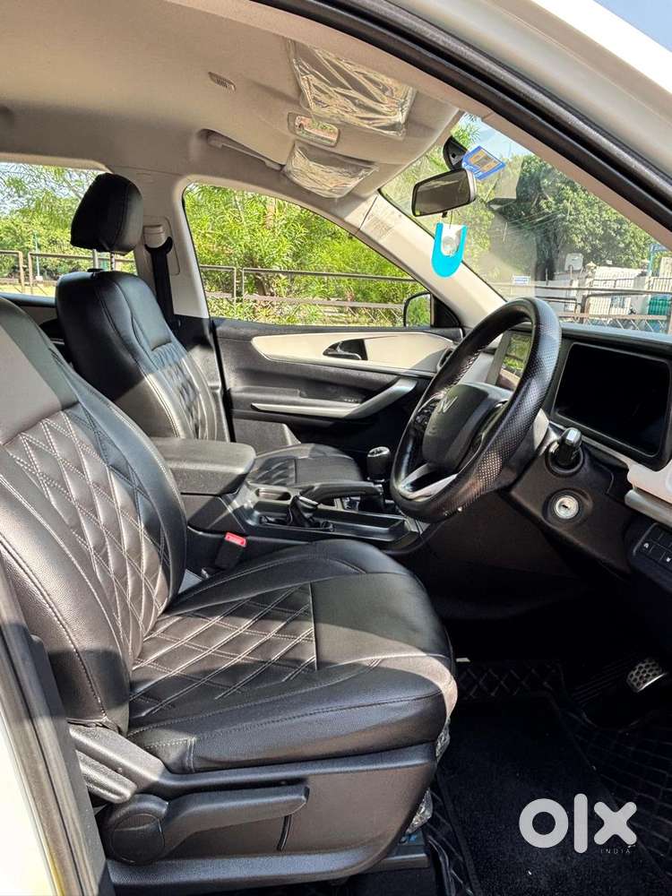 Mahindra Xuv700 2.0 Ax 5 Petrol Mt Str, 2022, Petrol