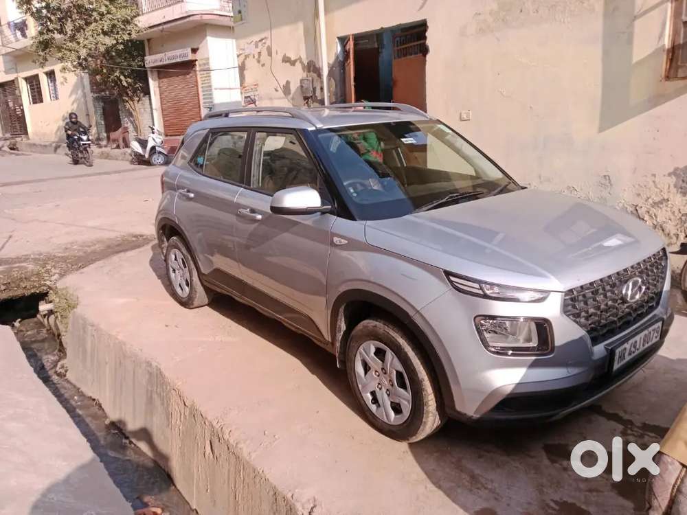 Hyundai Venue 2022 Petrol 22000 Km Driven