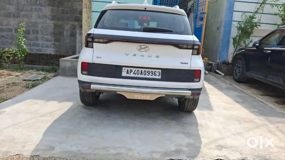 Hyundai Venue 2023 Petrol 8000 Km Driven Automatic Driving