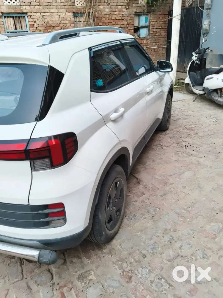 Hyundai Venue 2023 Petrol 28000 Km Driven