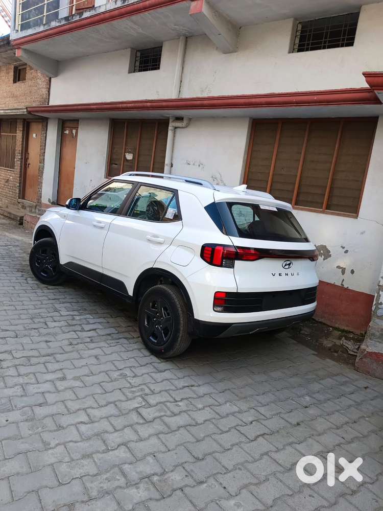 Hyundai Venue Petrol Manual 2025