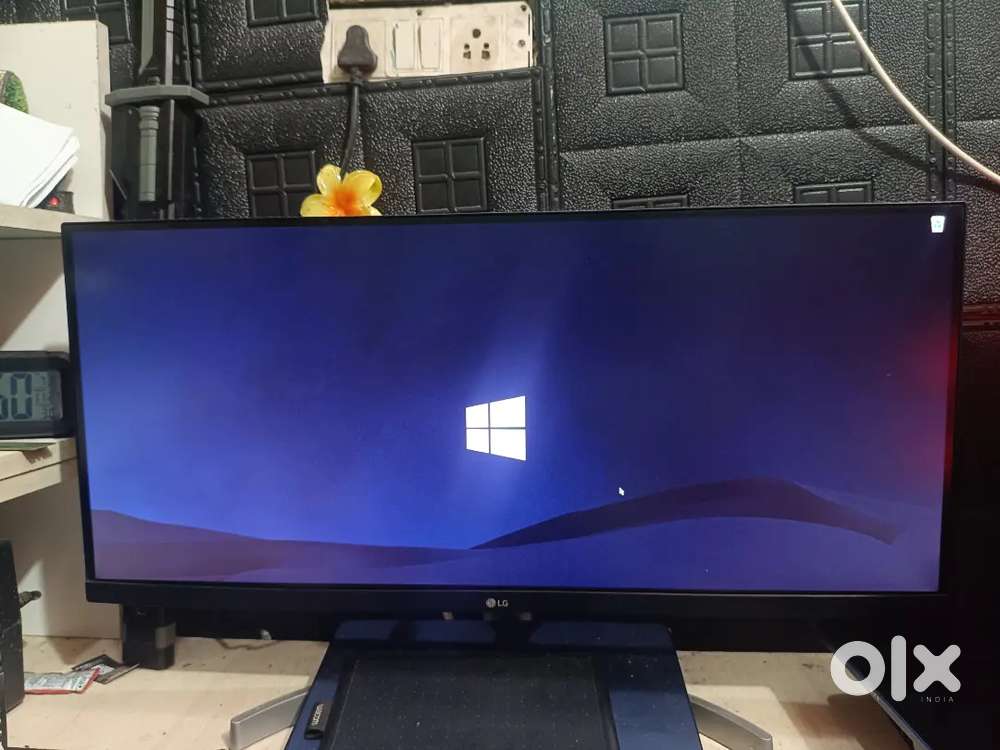 LG ultra wide monitor 29 inches with inbuilt speaker 75hrz