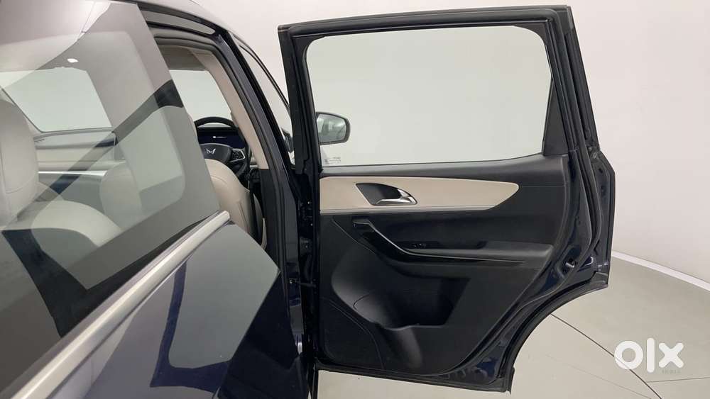 Mahindra Xuv700 2.2 Ax 7 Diesel At Luxury Pack Str, 2023, Diesel