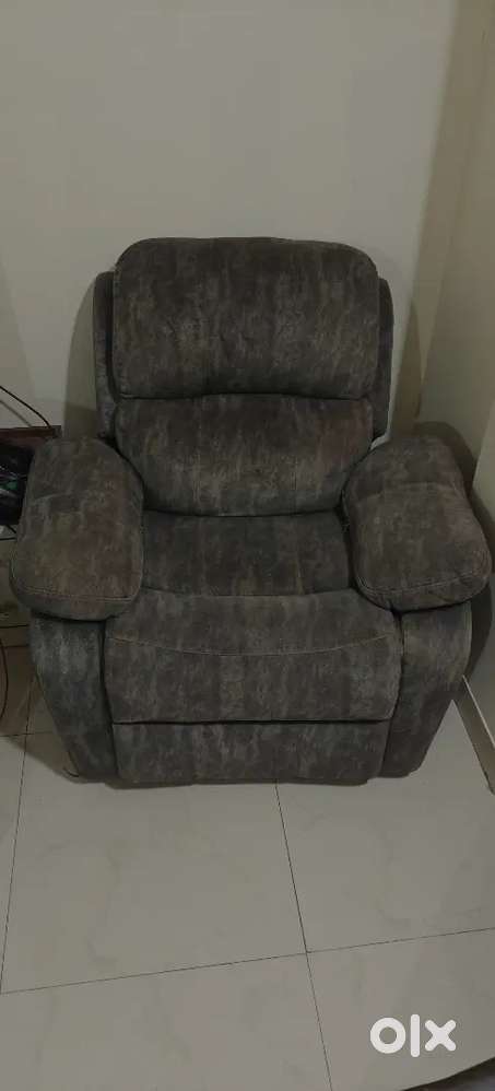 Single-Seater Sofa Recliner with Extendable Footrest &ndash; Dark Grey