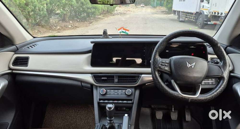 Mahindra Xuv700 2.0 Ax 7 Petrol Mt Str, 2024, Petrol