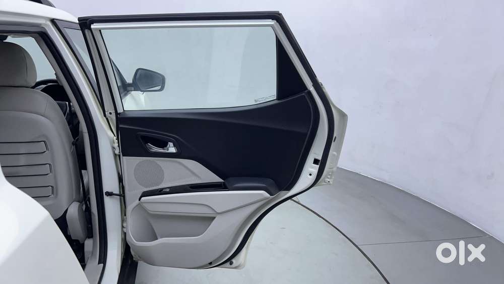 Mahindra Xuv300 1.2 W8 (o) Amt Petrol, 2023, Petrol
