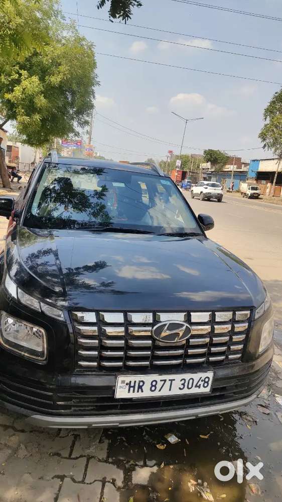 Hyundai Venue 2025 Petrol 7500 Km Driven