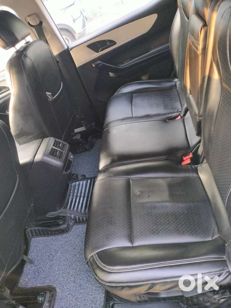 Mahindra Xuv700 2.0 Ax 5 Petrol Mt 7 Str, 2022, Diesel