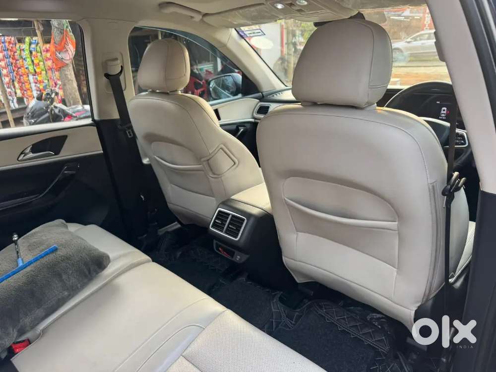 Xuv Ax7 Petrol 7 Seater