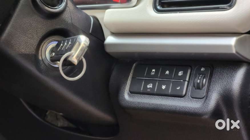Mahindra Xuv700 2.0 Ax 5 Petrol At Str, 2022, Petrol