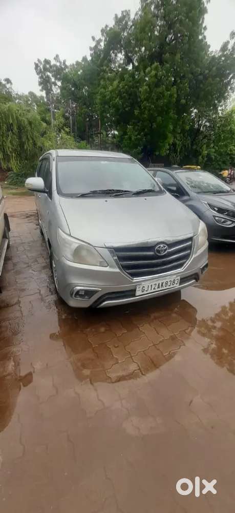 वेल मैनटैन इनोवा कार चालू हालत में है