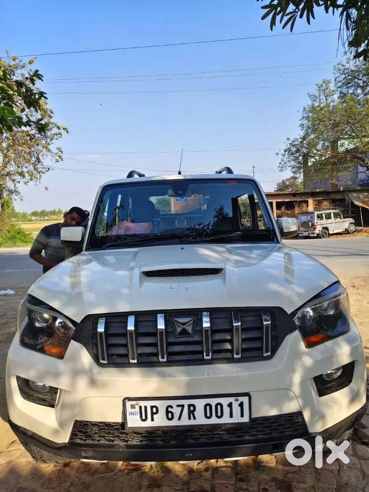 Mahindra Scorpio S10.