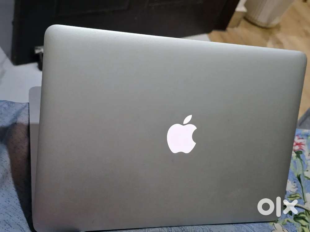 Apple Macbook Air A1466,  8/256 Early 2015 with windows installed i5