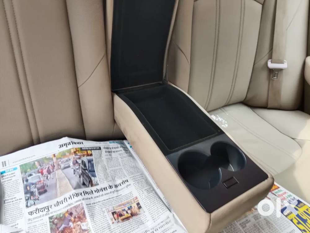 लक्जरी कार लोग  रुक रुक के मुड़ मुड़ 
के न देखे तो पैसे वापिस