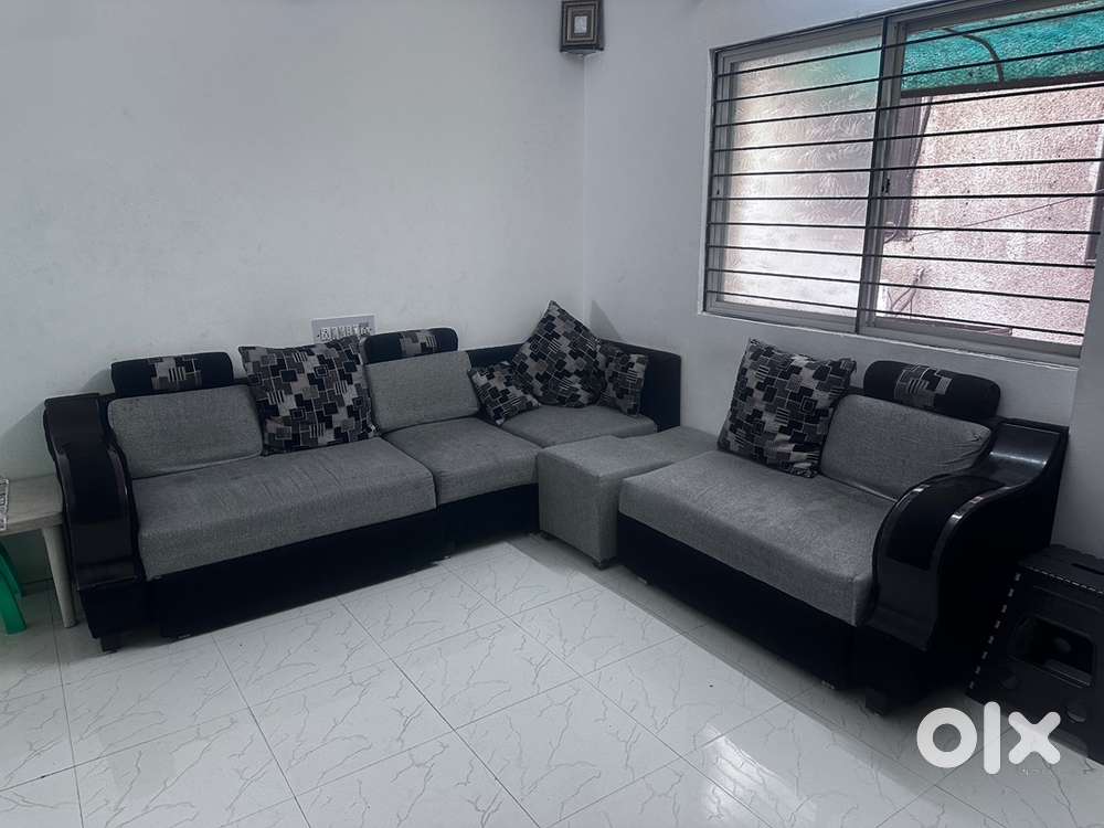 Sofa corner with 2 puffy