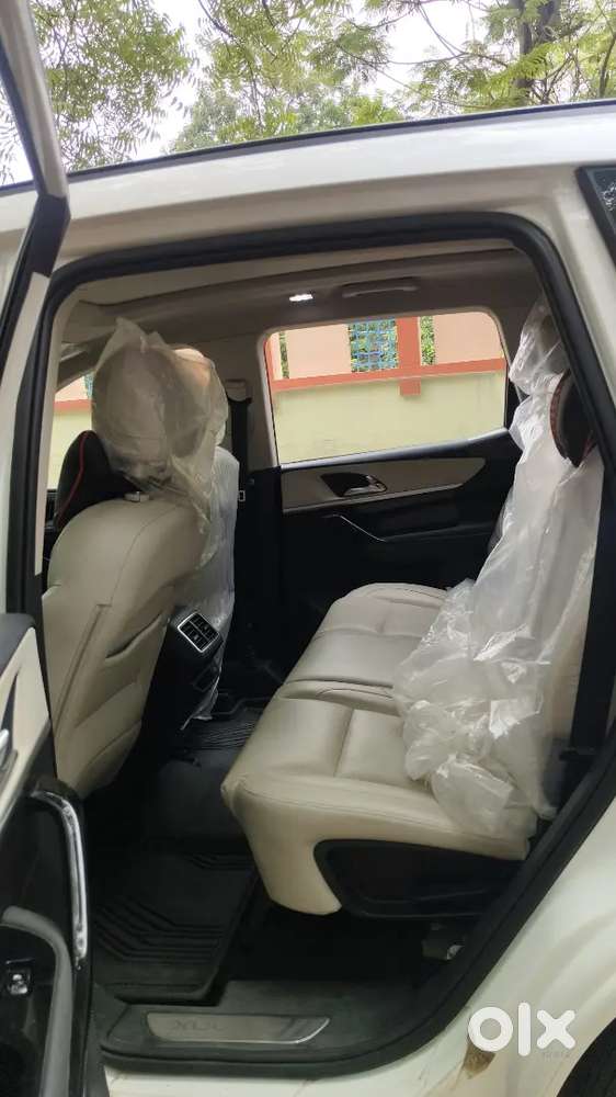 Mahindra Xuv 700 Ax7 2.0 Petrol Manual Variant Driven 10,000 Kms
