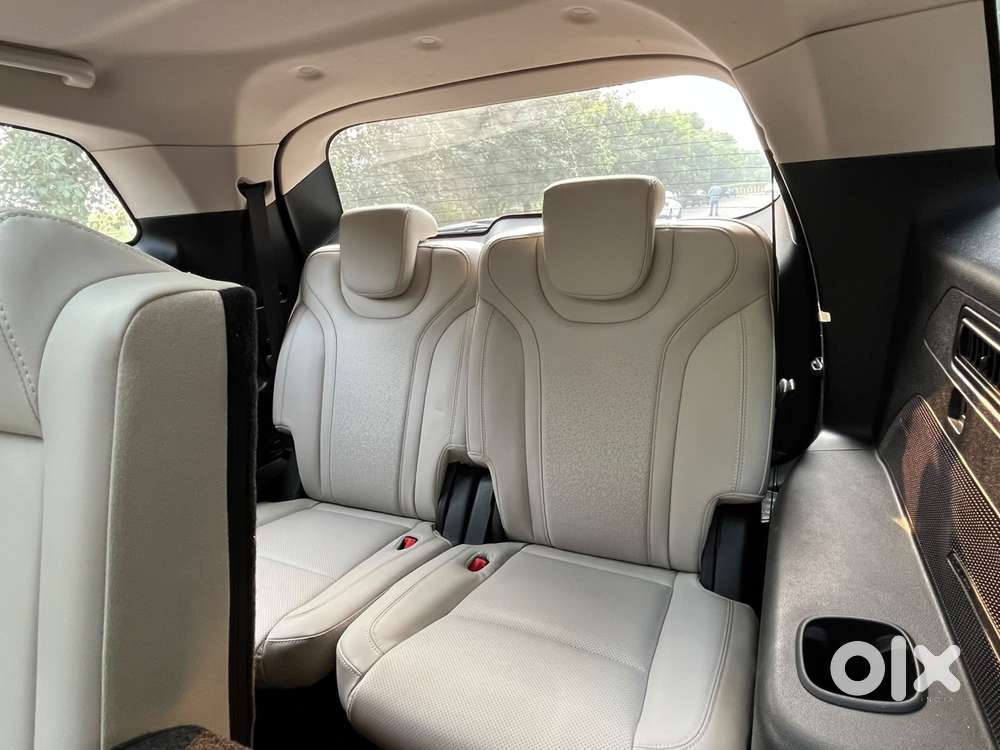 Mahindra Xuv700 2.0 Ax 7 Petrol At Str, 2024, Petrol