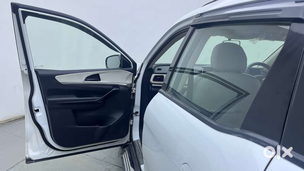 Mahindra Xuv700 2.2 Ax 5 Diesel At Str, 2021, Diesel