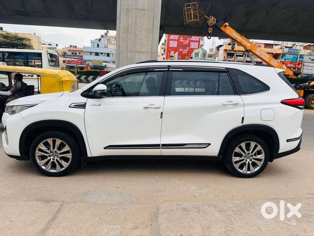 Toyota Innova Hycross 2.0 Zx (o) Hybrid 7 Str, 2023, Petrol